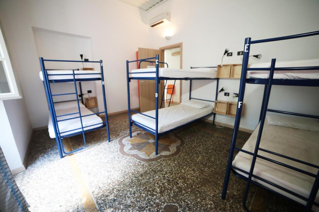 Castle Hostel Genua Zewnętrze zdjęcie